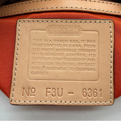 https://cdn.shopify.com/s/files/1/0564/9376/8855/files/Coach_Schultertasche_Croissant_Signature_beige___braun_11.webp?v=1782312030