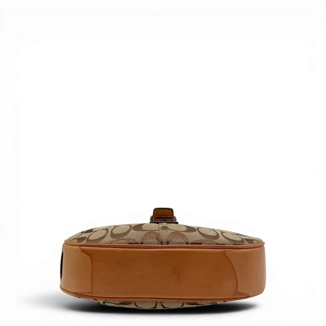 https://cdn.shopify.com/s/files/1/0564/9376/8855/files/Coach_Schultertasche_Croissant_Signature_beige___braun_5.webp?v=1782312030