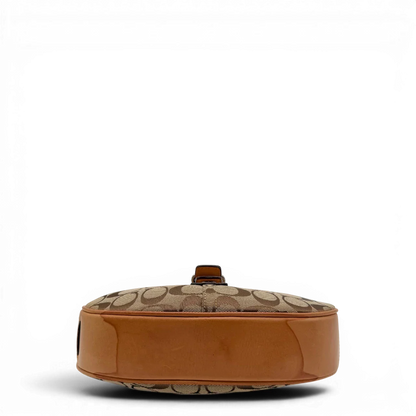 https://cdn.shopify.com/s/files/1/0564/9376/8855/files/Coach_Schultertasche_Croissant_Signature_beige___braun_5.webp?v=1782312030