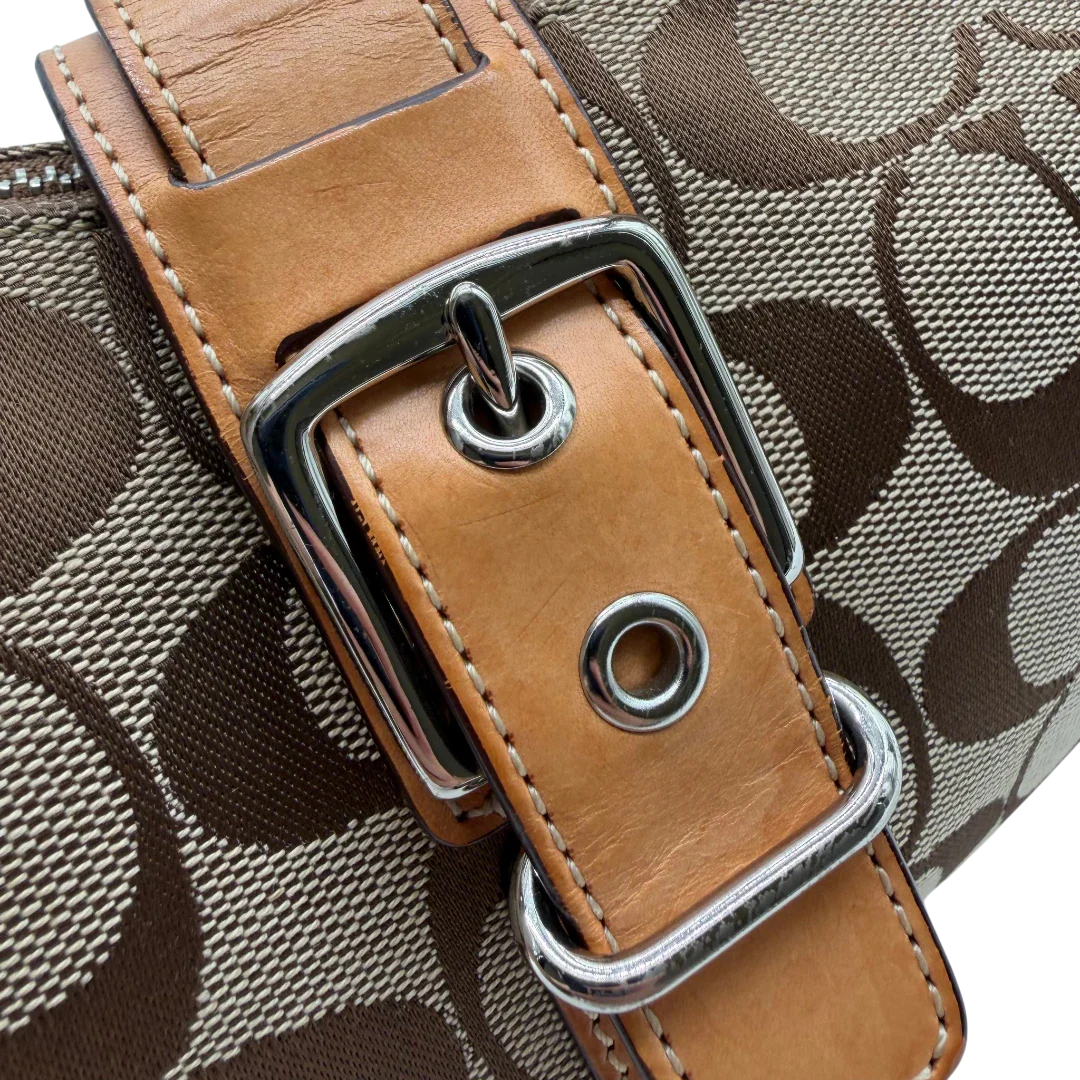 https://cdn.shopify.com/s/files/1/0564/9376/8855/files/Coach_Schultertasche_Croissant_Signature_beige___braun_6.webp?v=1782312030