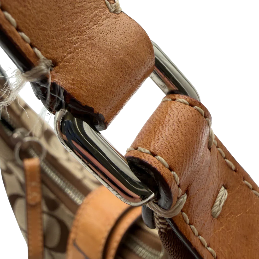 https://cdn.shopify.com/s/files/1/0564/9376/8855/files/Coach_Schultertasche_Croissant_Signature_beige___braun_7.webp?v=1782312030