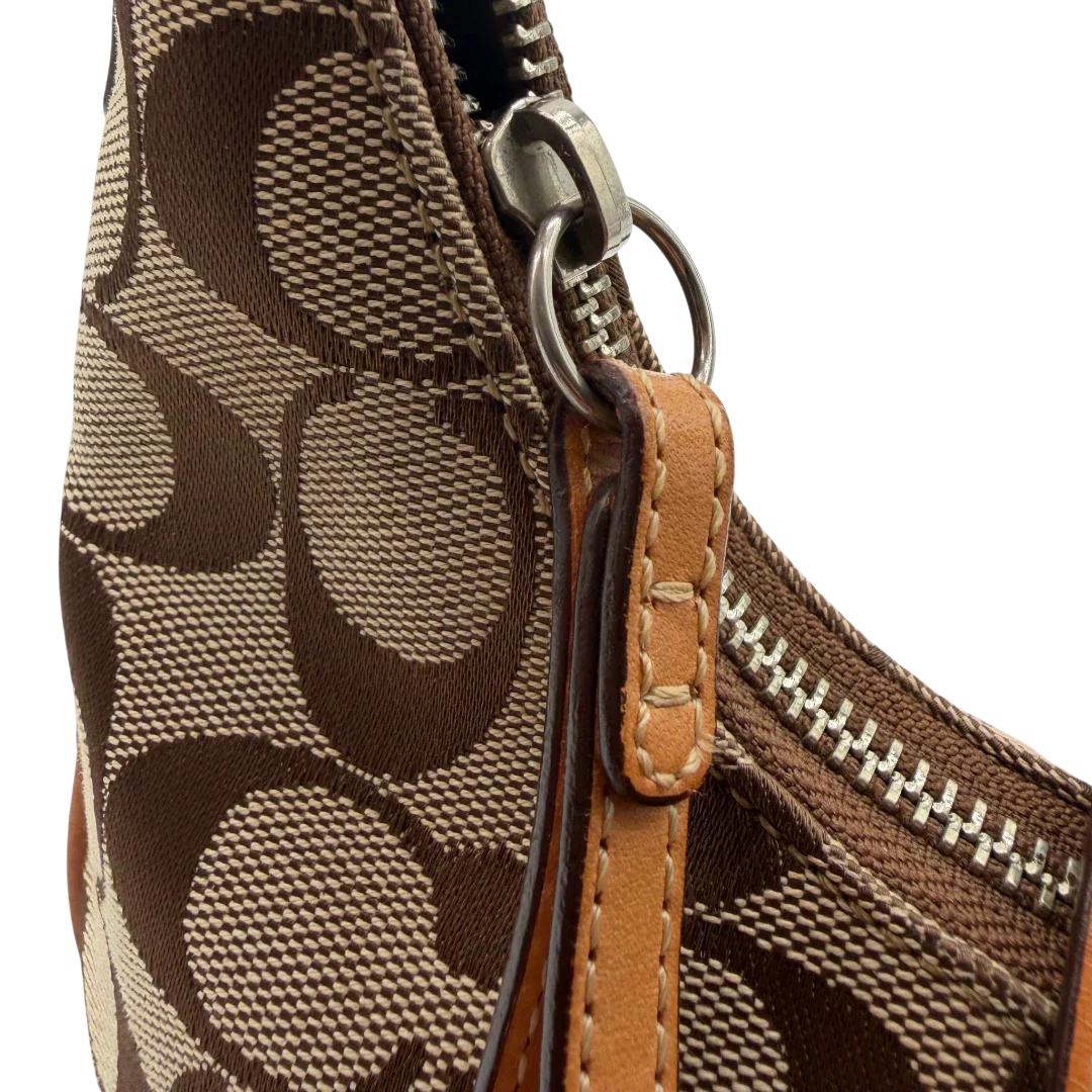 https://cdn.shopify.com/s/files/1/0564/9376/8855/files/Coach_Schultertasche_Croissant_Signature_beige___braun_8.webp?v=1782312030