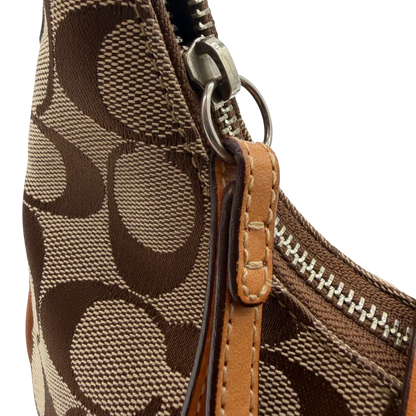 https://cdn.shopify.com/s/files/1/0564/9376/8855/files/Coach_Schultertasche_Croissant_Signature_beige___braun_8.webp?v=1782312030