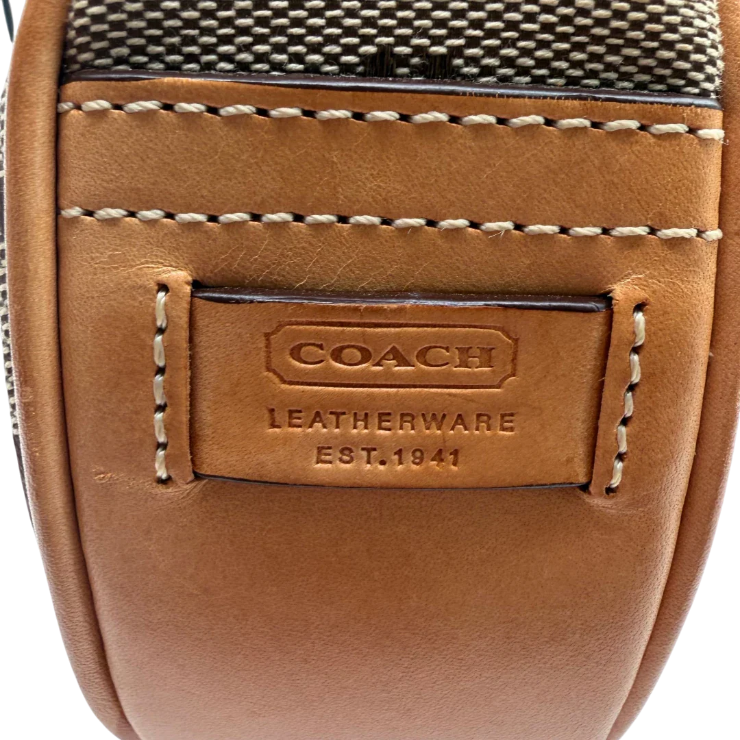 https://cdn.shopify.com/s/files/1/0564/9376/8855/files/Coach_Schultertasche_Croissant_Signature_beige___braun_9.webp?v=1782312030