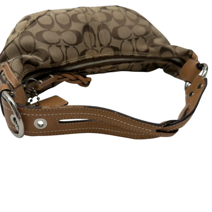 https://cdn.shopify.com/s/files/1/0564/9376/8855/files/Coach_Schultertasche_Hobo_Half_Moon_Signature_beige_10.webp?v=1782897226