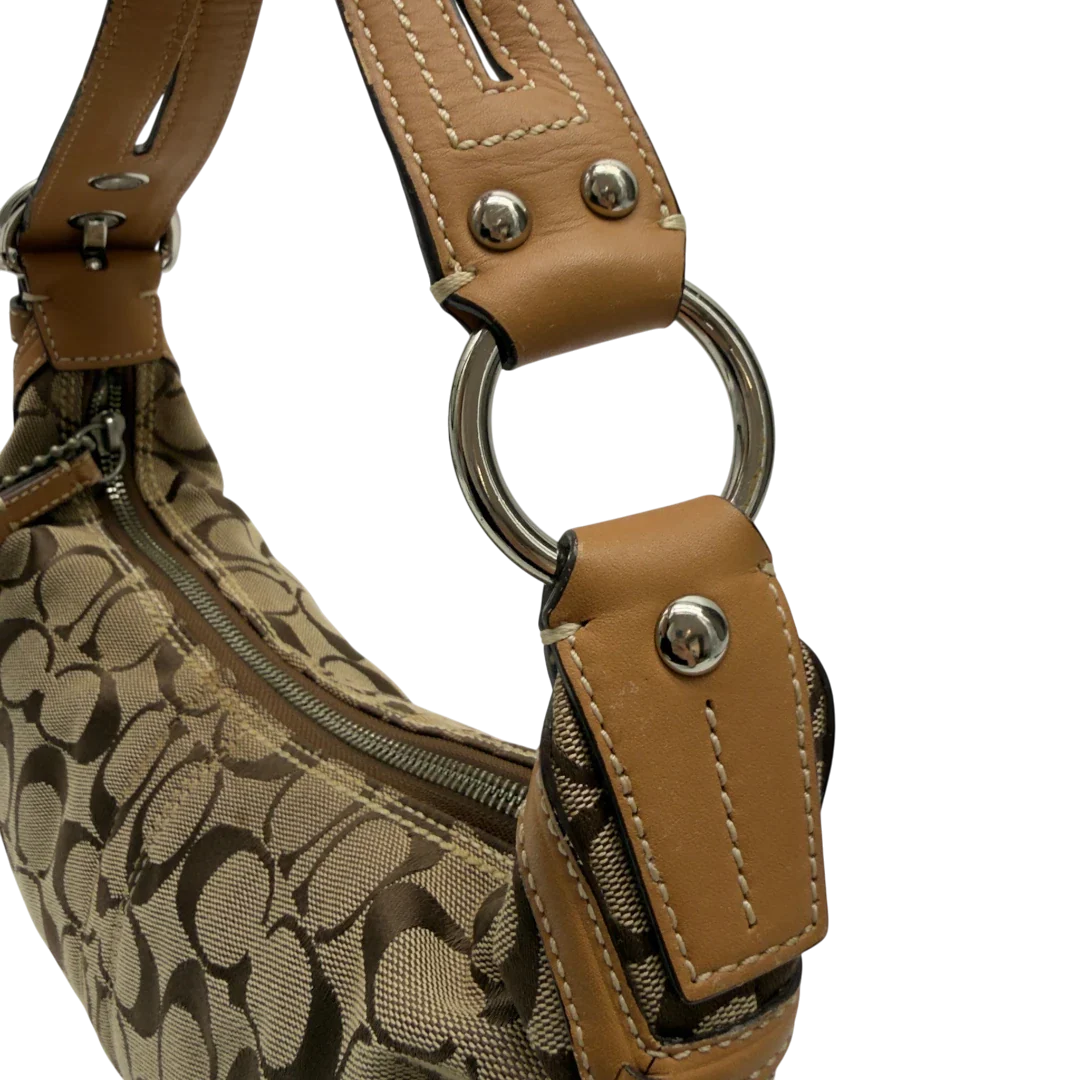 https://cdn.shopify.com/s/files/1/0564/9376/8855/files/Coach_Schultertasche_Hobo_Half_Moon_Signature_beige_11.webp?v=1782897227