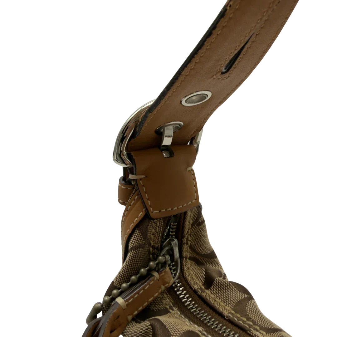 https://cdn.shopify.com/s/files/1/0564/9376/8855/files/Coach_Schultertasche_Hobo_Half_Moon_Signature_beige_15.webp?v=1782897226