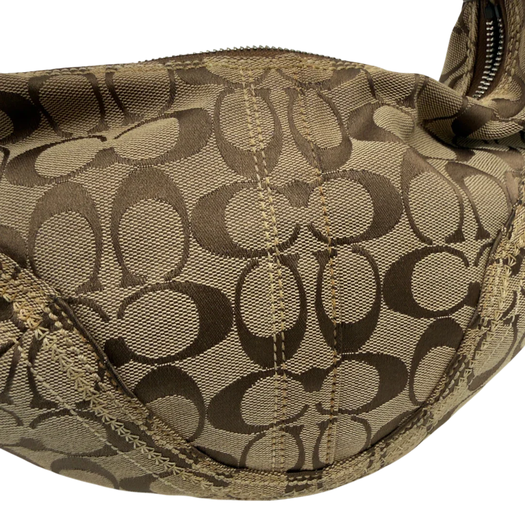 https://cdn.shopify.com/s/files/1/0564/9376/8855/files/Coach_Schultertasche_Hobo_Half_Moon_Signature_beige_16.webp?v=1782897227