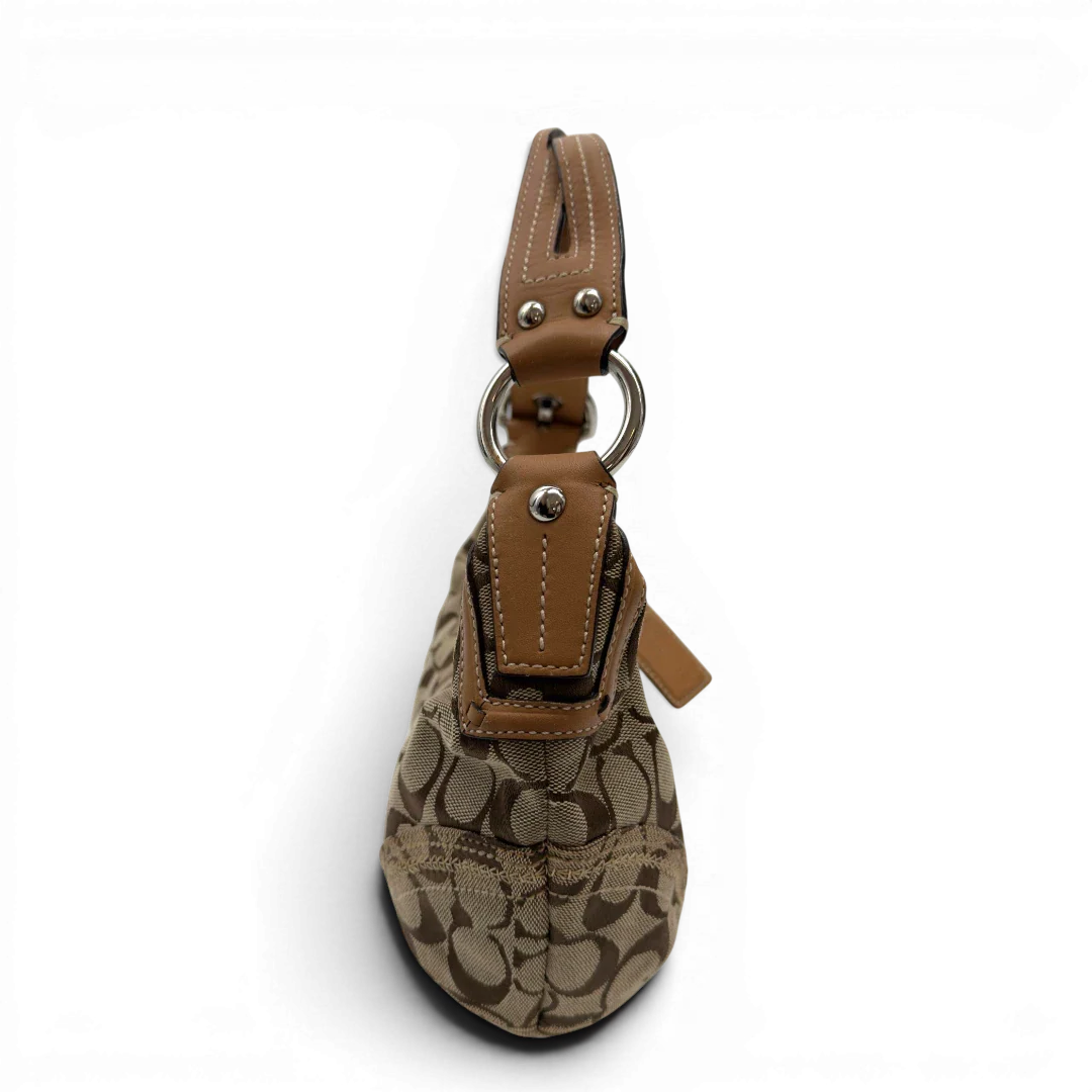 https://cdn.shopify.com/s/files/1/0564/9376/8855/files/Coach_Schultertasche_Hobo_Half_Moon_Signature_beige_2.webp?v=1782897226