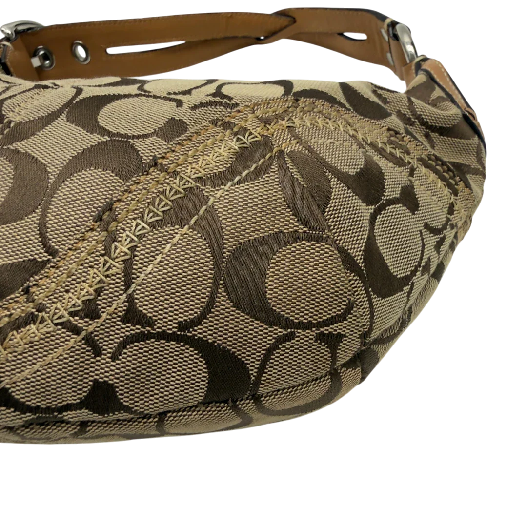 https://cdn.shopify.com/s/files/1/0564/9376/8855/files/Coach_Schultertasche_Hobo_Half_Moon_Signature_beige_7.webp?v=1782897227