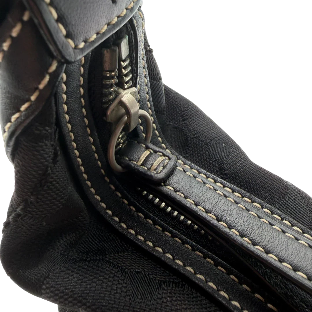 https://cdn.shopify.com/s/files/1/0564/9376/8855/files/Coach_Schultertasche_Hobo_Half_Moon_Signature_schwarz_13.webp?v=1782311633