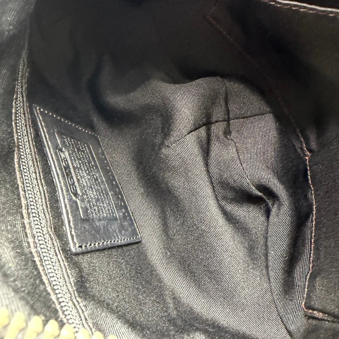 https://cdn.shopify.com/s/files/1/0564/9376/8855/files/Coach_Schultertasche_Hobo_Half_Moon_Signature_schwarz_14.webp?v=1782311633