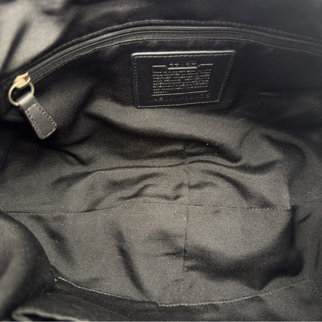 https://cdn.shopify.com/s/files/1/0564/9376/8855/files/Coach_Schultertasche_Hobo_Half_Moon_Signature_schwarz_vintage7367.webp?v=1778671516