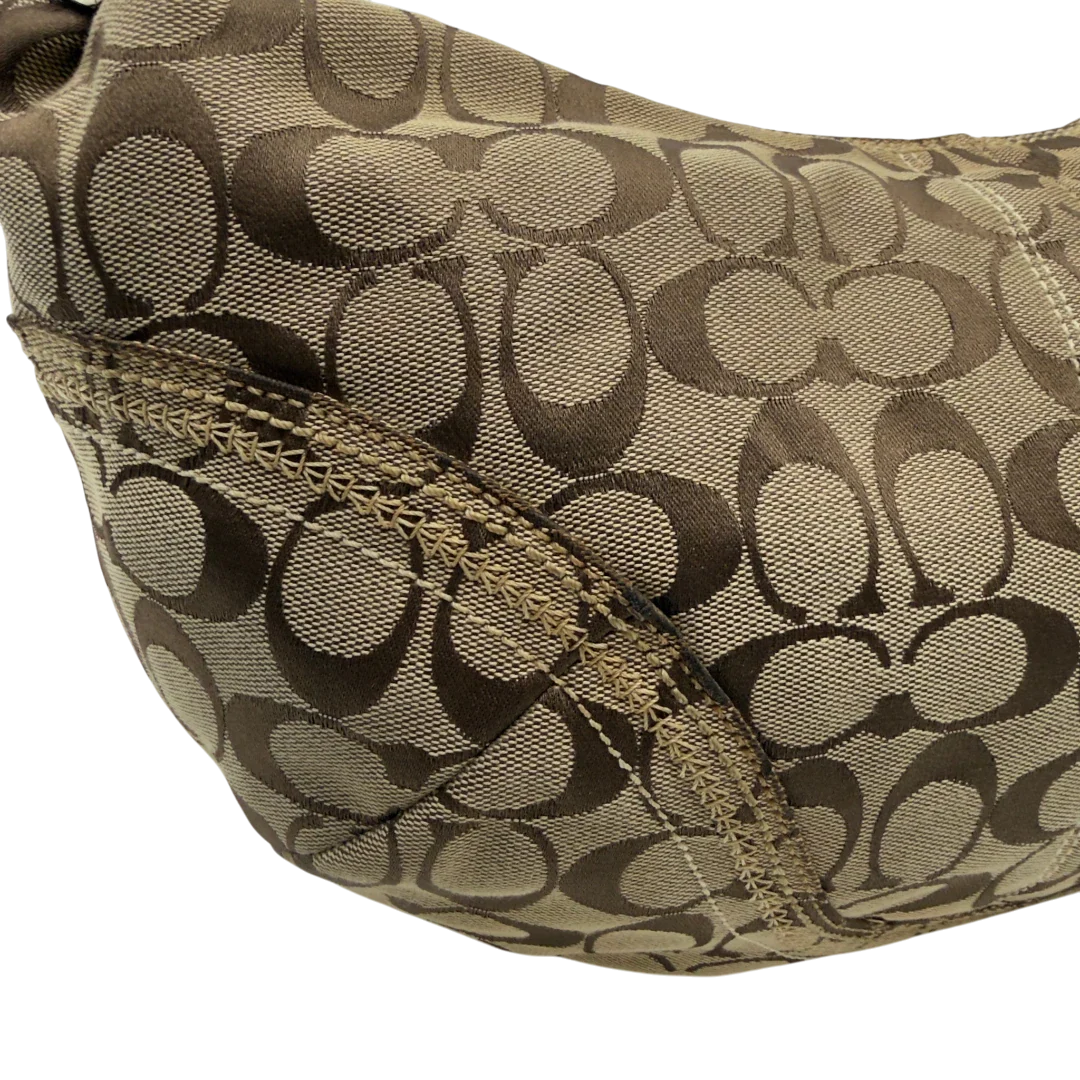https://cdn.shopify.com/s/files/1/0564/9376/8855/files/Coach_Schultertasche_Hobo_Signature_beige_14.webp?v=1782896788