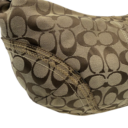 https://cdn.shopify.com/s/files/1/0564/9376/8855/files/Coach_Schultertasche_Hobo_Signature_beige_14.webp?v=1782896788