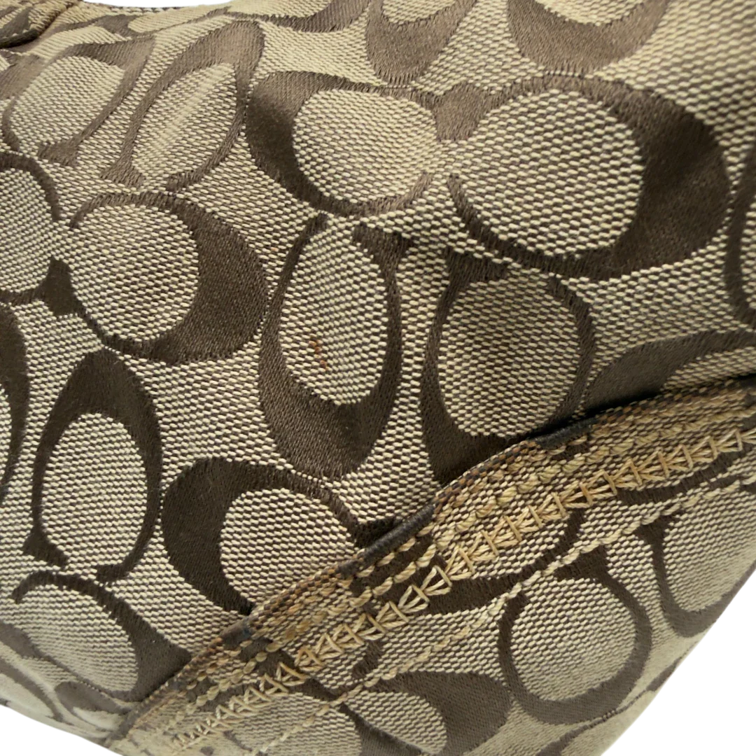 https://cdn.shopify.com/s/files/1/0564/9376/8855/files/Coach_Schultertasche_Hobo_Signature_beige_15.webp?v=1782896788