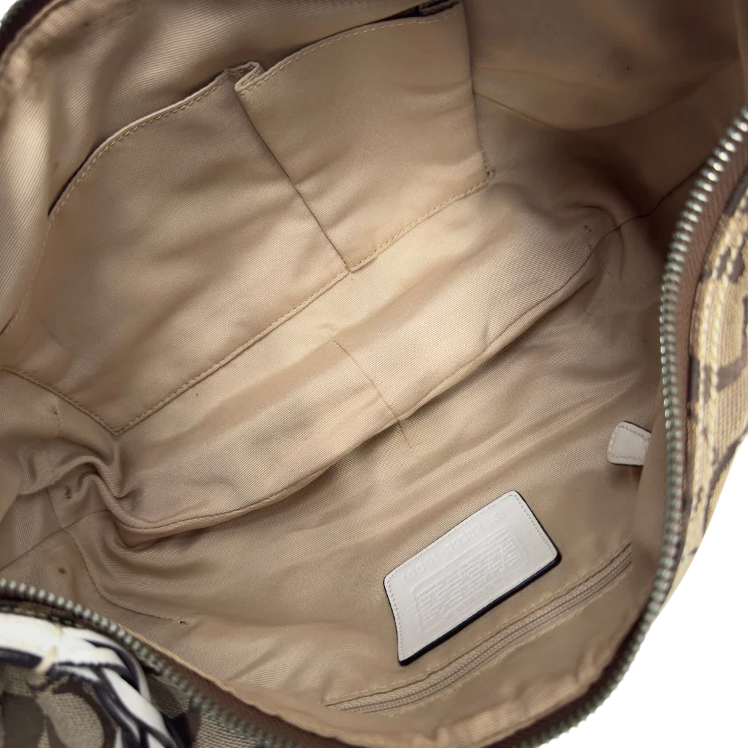 https://cdn.shopify.com/s/files/1/0564/9376/8855/files/Coach_Schultertasche_Hobo_Signature_beige_16.webp?v=1782896788