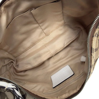 https://cdn.shopify.com/s/files/1/0564/9376/8855/files/Coach_Schultertasche_Hobo_Signature_beige_16.webp?v=1782896788