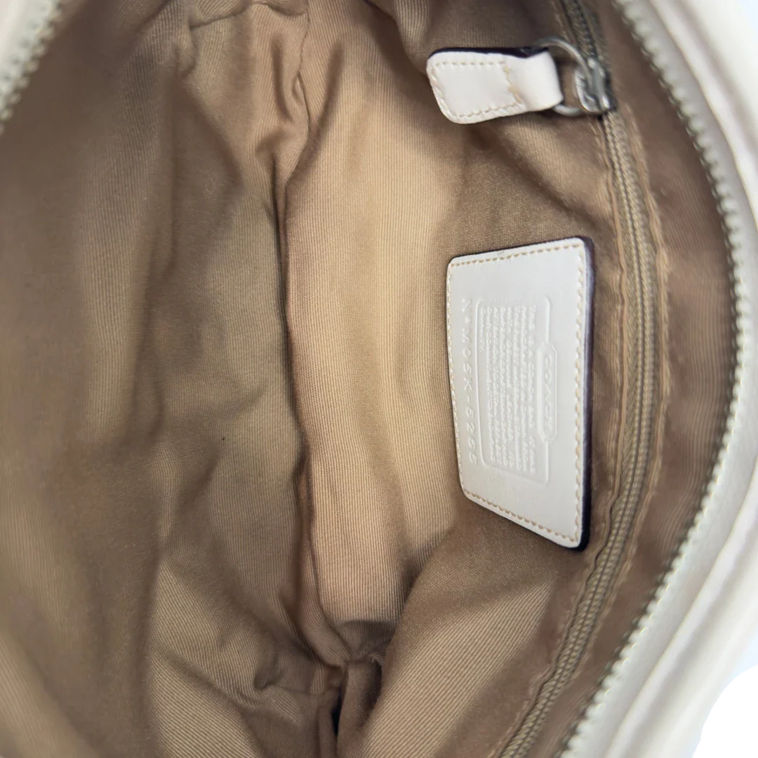 https://cdn.shopify.com/s/files/1/0564/9376/8855/files/Coach_Schultertasche_Hobo_Signature_beige_16_1ffe215c-7fe5-43db-a360-100d4798f3d0.webp?v=1782904467