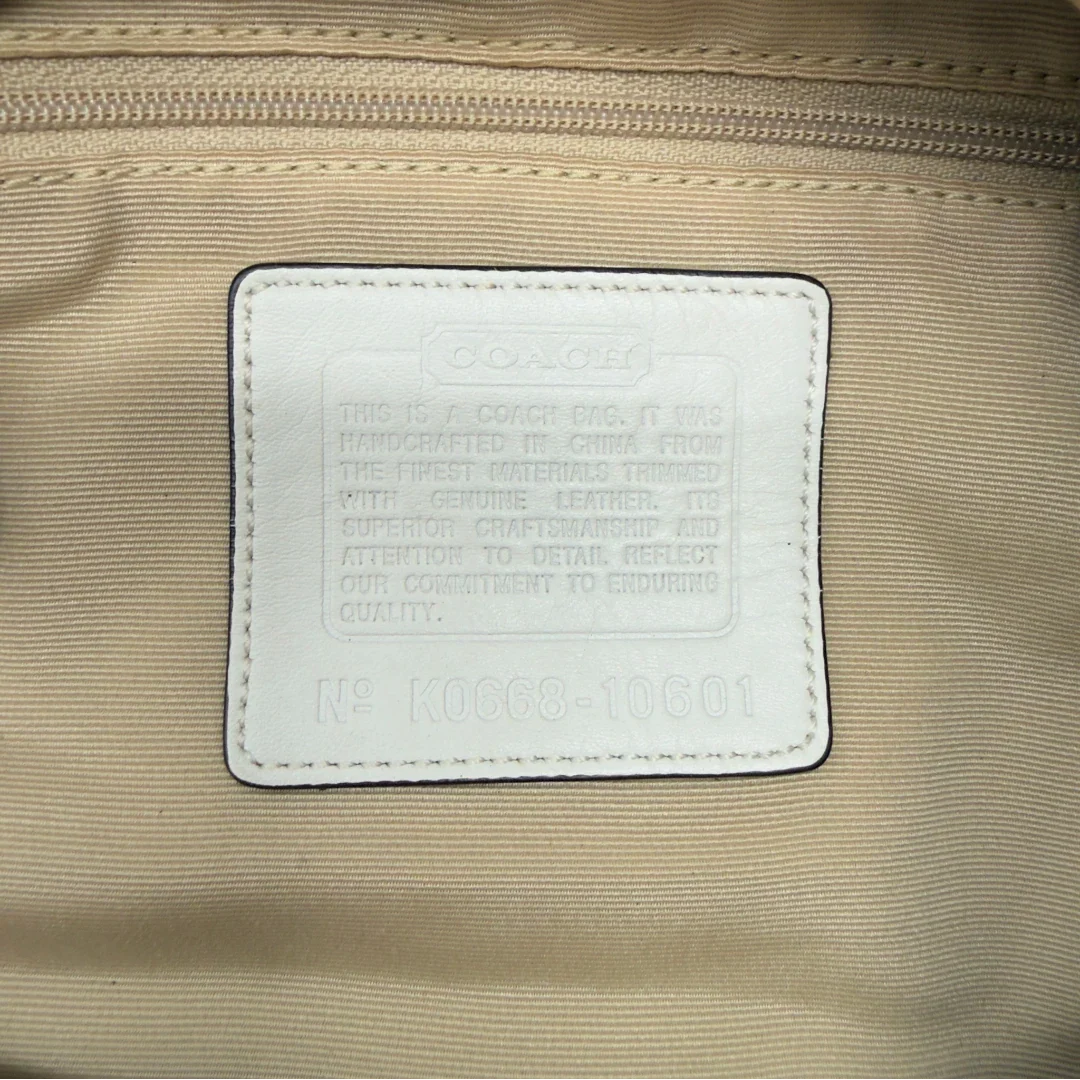 https://cdn.shopify.com/s/files/1/0564/9376/8855/files/Coach_Schultertasche_Hobo_Signature_beige_17.webp?v=1782896788