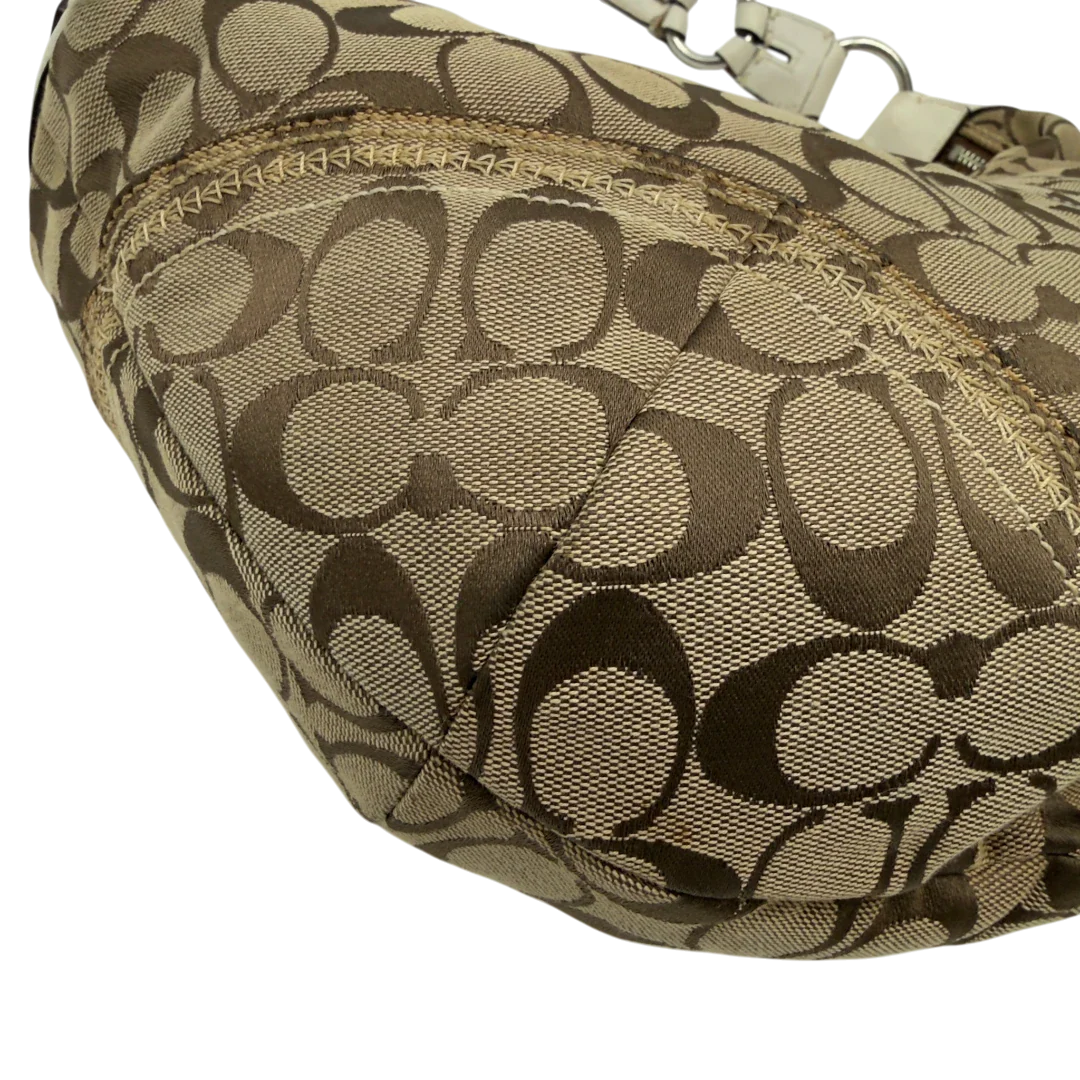 https://cdn.shopify.com/s/files/1/0564/9376/8855/files/Coach_Schultertasche_Hobo_Signature_beige_8.webp?v=1782896789