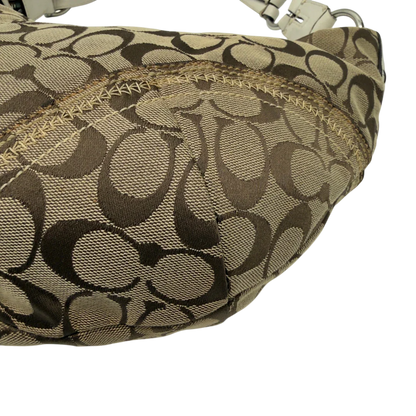 https://cdn.shopify.com/s/files/1/0564/9376/8855/files/Coach_Schultertasche_Hobo_Signature_beige_9.webp?v=1782896788