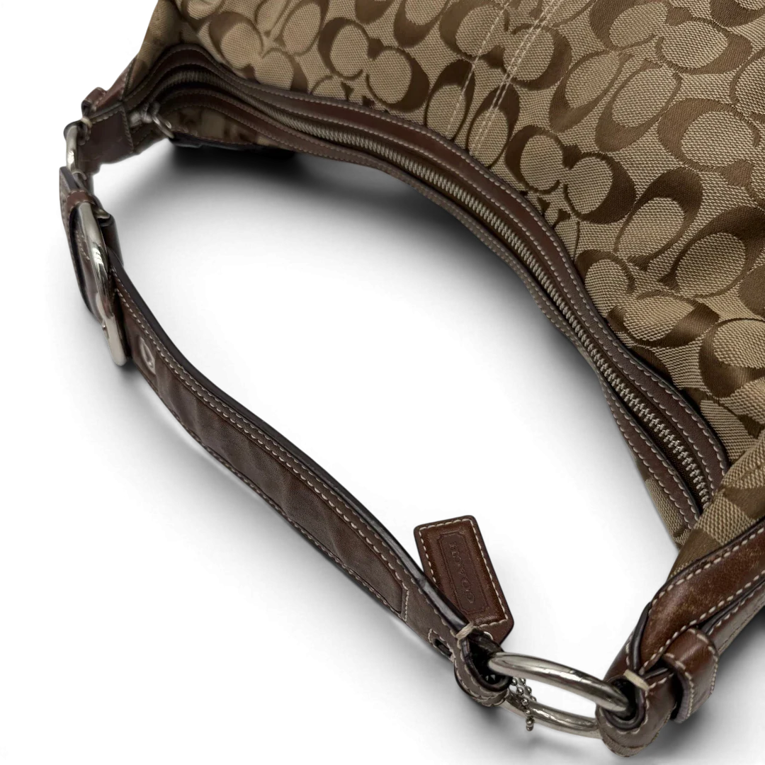 https://cdn.shopify.com/s/files/1/0564/9376/8855/files/Coach_Schultertasche_Hobo_Signature_beige___braun_vintage7895.webp?v=1780490025