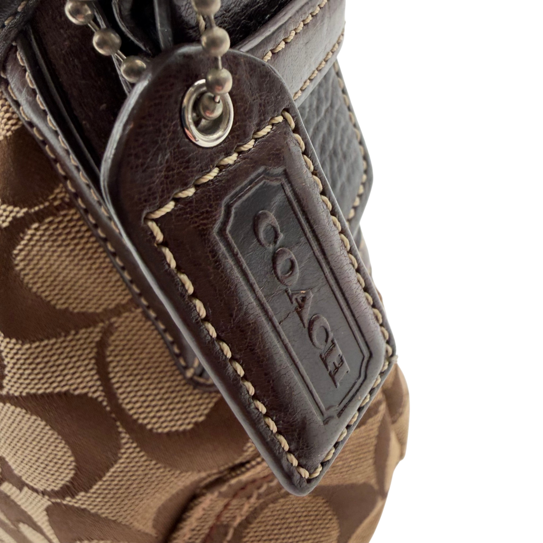 https://cdn.shopify.com/s/files/1/0564/9376/8855/files/Coach_Schultertasche_Hobo_Signature_beige_vintage5195.png?v=1776767886