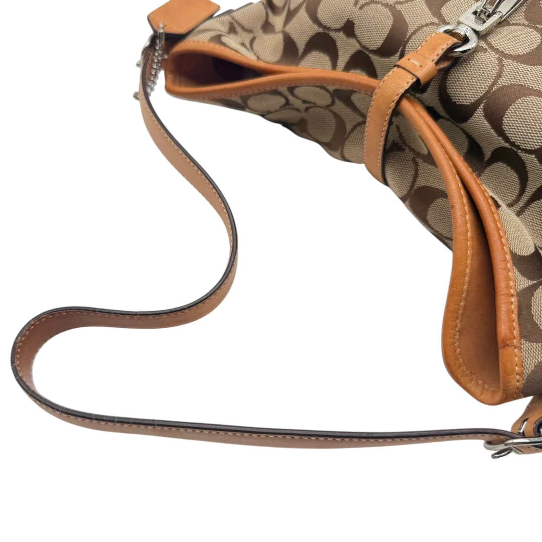 https://cdn.shopify.com/s/files/1/0564/9376/8855/files/Coach_Schultertasche_Jackie_Bucket_Signature_beige_10.webp?v=1782312193