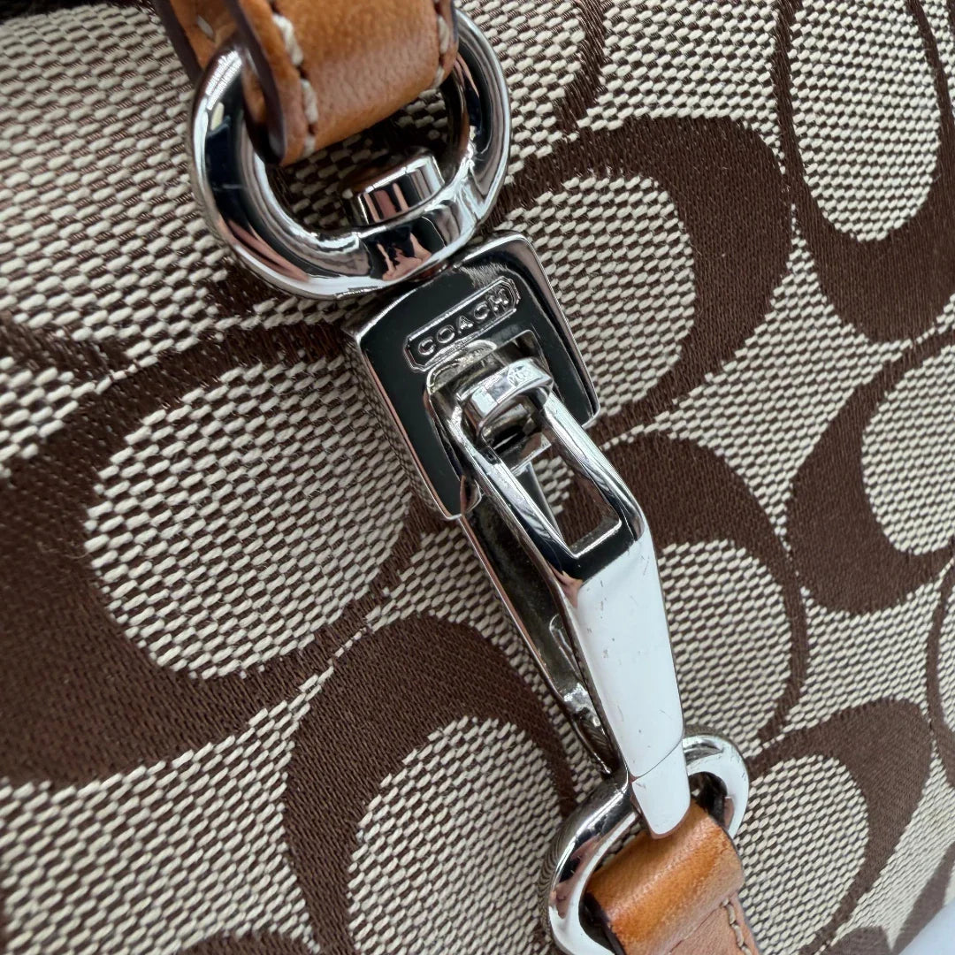 https://cdn.shopify.com/s/files/1/0564/9376/8855/files/Coach_Schultertasche_Jackie_Bucket_Signature_beige_11.webp?v=1782312194