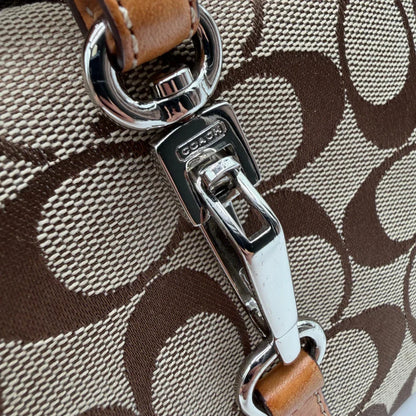 https://cdn.shopify.com/s/files/1/0564/9376/8855/files/Coach_Schultertasche_Jackie_Bucket_Signature_beige_11.webp?v=1782312194