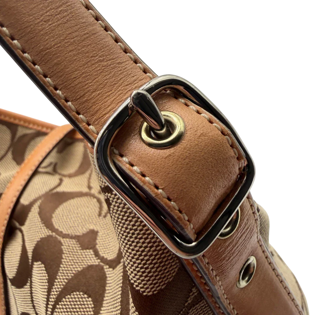 https://cdn.shopify.com/s/files/1/0564/9376/8855/files/Coach_Schultertasche_Jackie_Bucket_Signature_beige_13.webp?v=1782312193