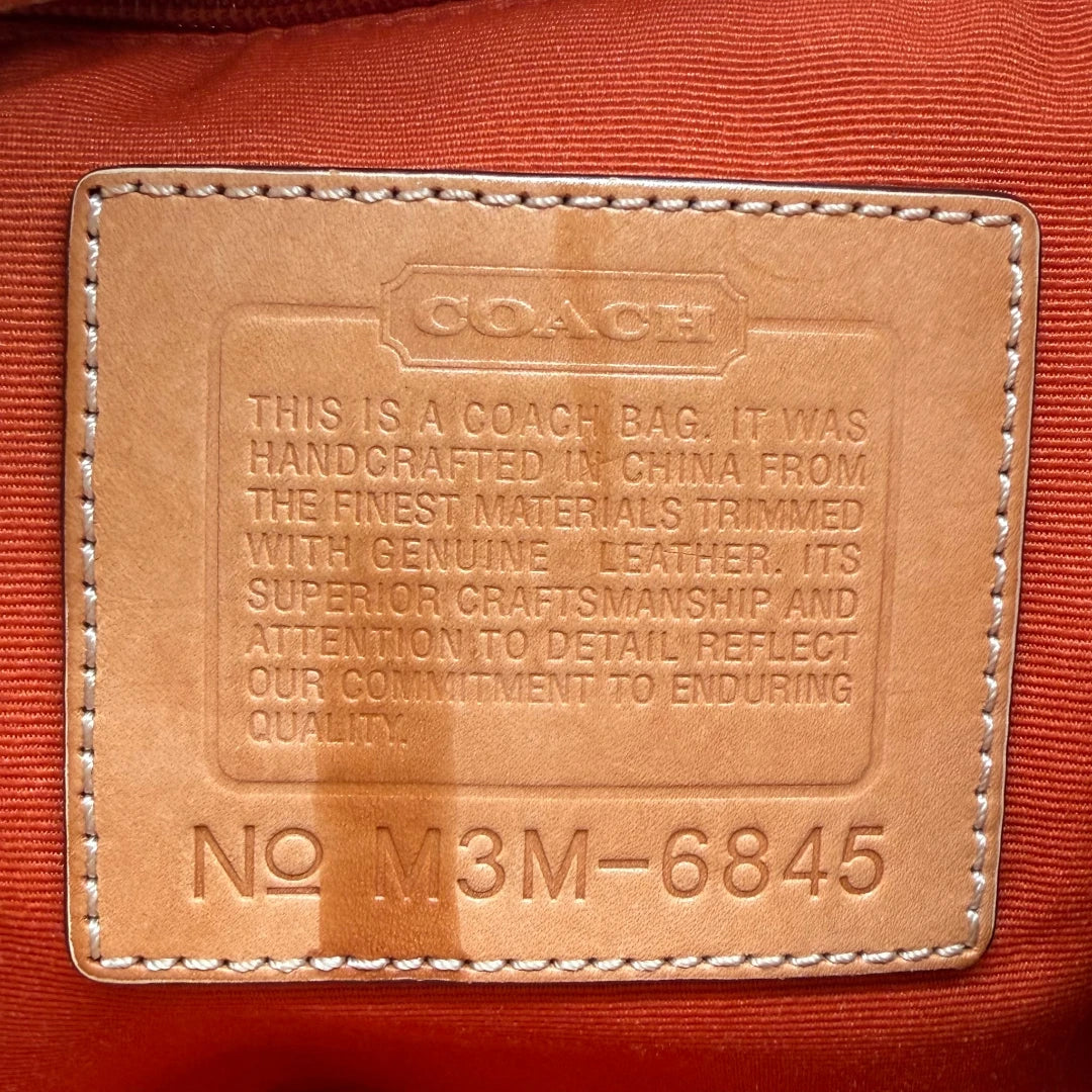 https://cdn.shopify.com/s/files/1/0564/9376/8855/files/Coach_Schultertasche_Jackie_Bucket_Signature_beige_15.webp?v=1782312194