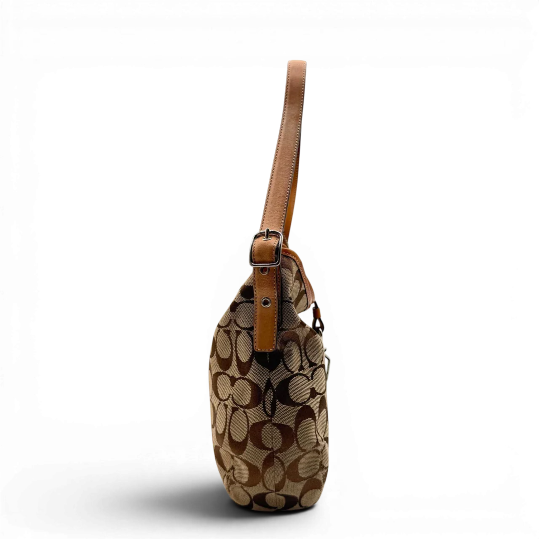 https://cdn.shopify.com/s/files/1/0564/9376/8855/files/Coach_Schultertasche_Jackie_Bucket_Signature_beige_3.webp?v=1782312193