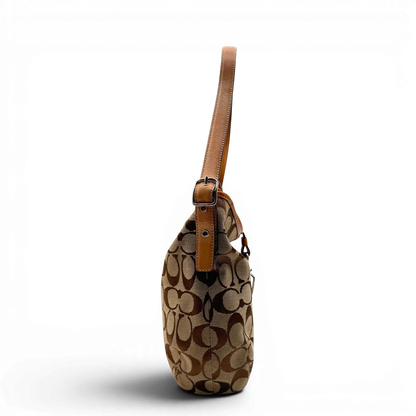 https://cdn.shopify.com/s/files/1/0564/9376/8855/files/Coach_Schultertasche_Jackie_Bucket_Signature_beige_3.webp?v=1782312193