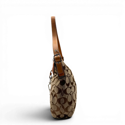 https://cdn.shopify.com/s/files/1/0564/9376/8855/files/Coach_Schultertasche_Jackie_Bucket_Signature_beige_4.webp?v=1782312193