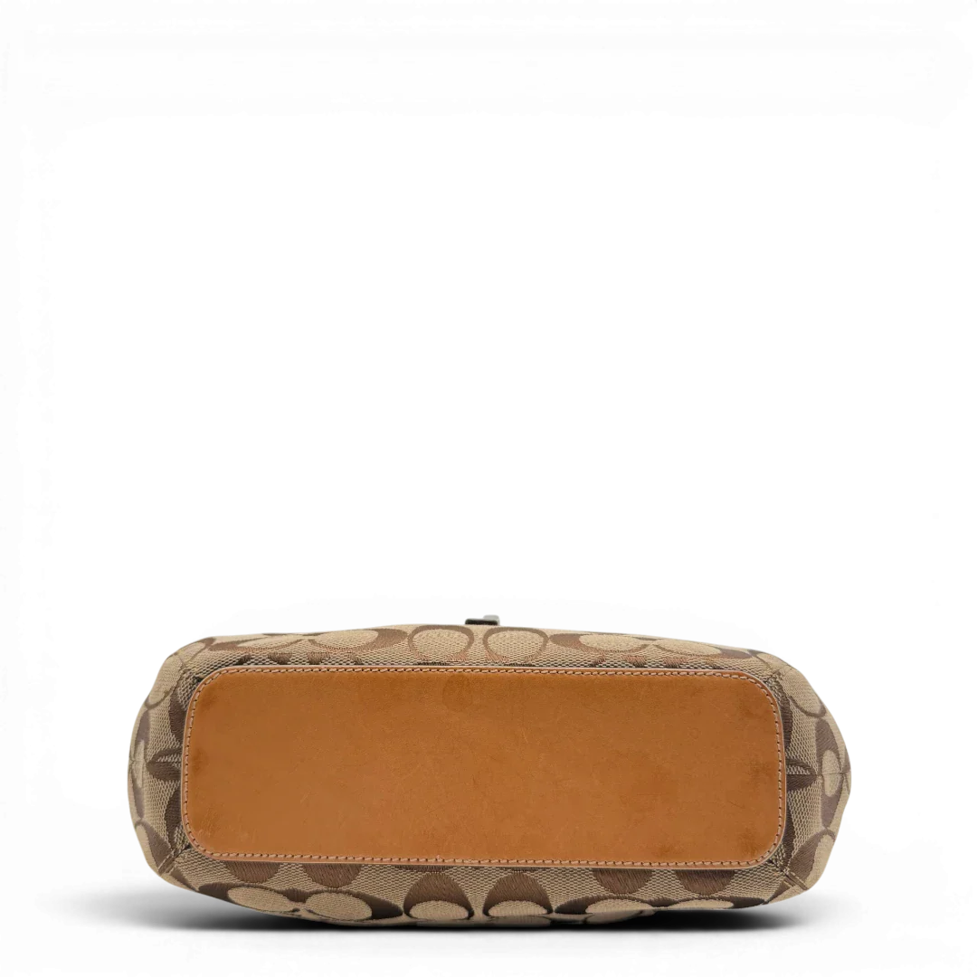 https://cdn.shopify.com/s/files/1/0564/9376/8855/files/Coach_Schultertasche_Jackie_Bucket_Signature_beige_5.webp?v=1782312193