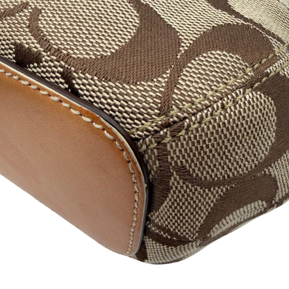 https://cdn.shopify.com/s/files/1/0564/9376/8855/files/Coach_Schultertasche_Jackie_Bucket_Signature_beige_6.webp?v=1782312194