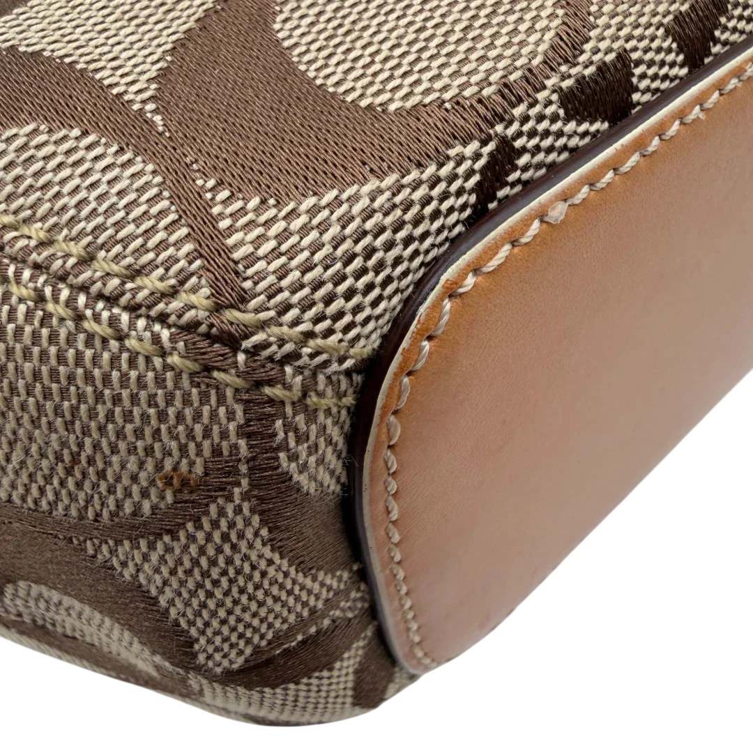https://cdn.shopify.com/s/files/1/0564/9376/8855/files/Coach_Schultertasche_Jackie_Bucket_Signature_beige_7.webp?v=1782312193