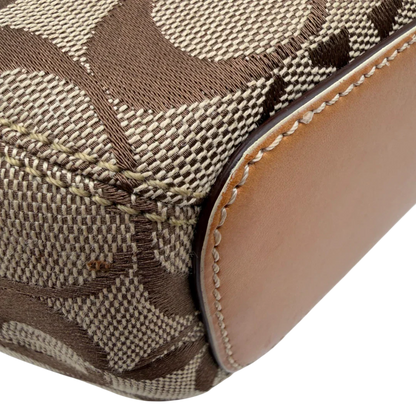 https://cdn.shopify.com/s/files/1/0564/9376/8855/files/Coach_Schultertasche_Jackie_Bucket_Signature_beige_7.webp?v=1782312193