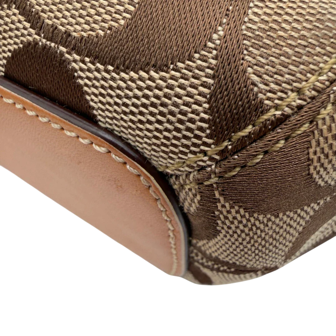 https://cdn.shopify.com/s/files/1/0564/9376/8855/files/Coach_Schultertasche_Jackie_Bucket_Signature_beige_8.webp?v=1782312193
