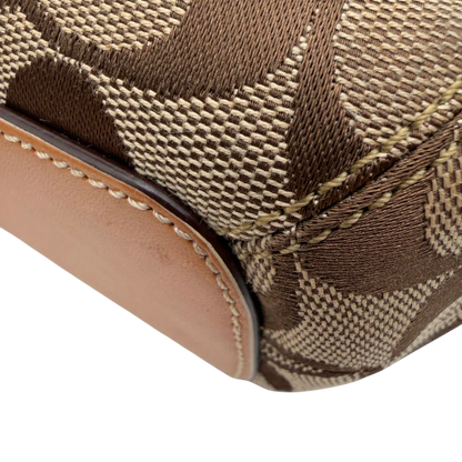 https://cdn.shopify.com/s/files/1/0564/9376/8855/files/Coach_Schultertasche_Jackie_Bucket_Signature_beige_8.webp?v=1782312193