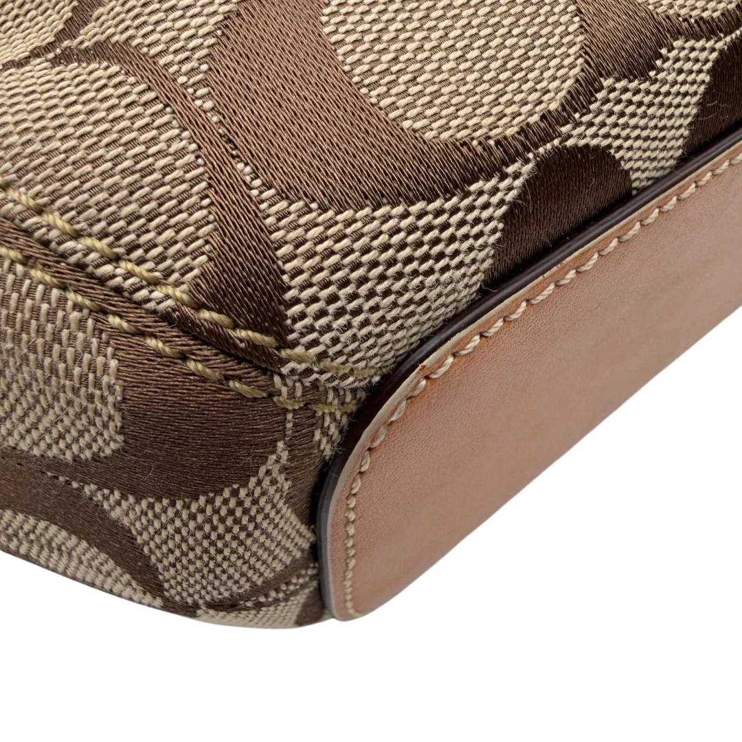 https://cdn.shopify.com/s/files/1/0564/9376/8855/files/Coach_Schultertasche_Jackie_Bucket_Signature_beige_9.webp?v=1782312194