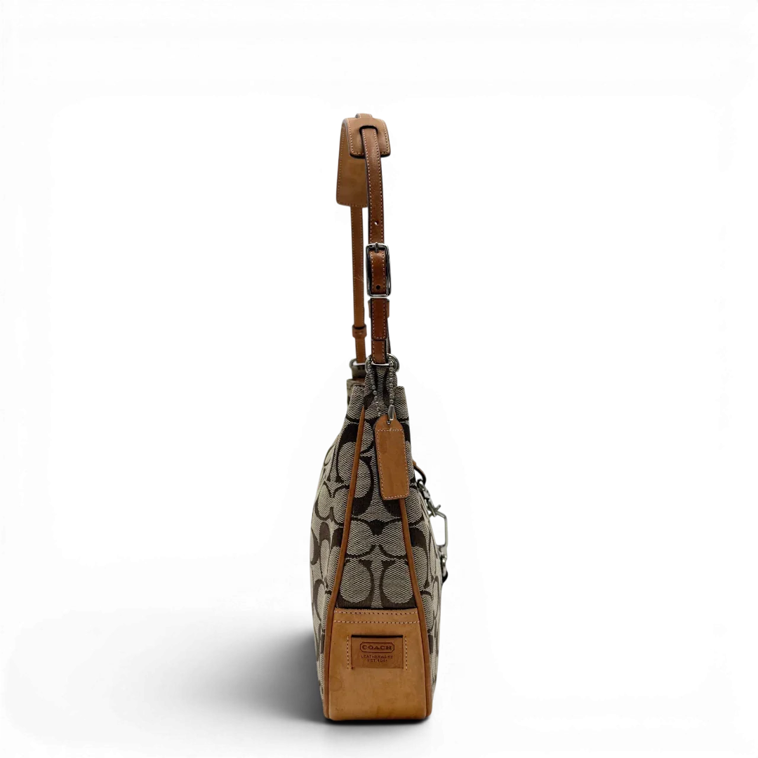 https://cdn.shopify.com/s/files/1/0564/9376/8855/files/Coach_Schultertasche_Jackie_Signature_beige_vintage7910.webp?v=1780489713