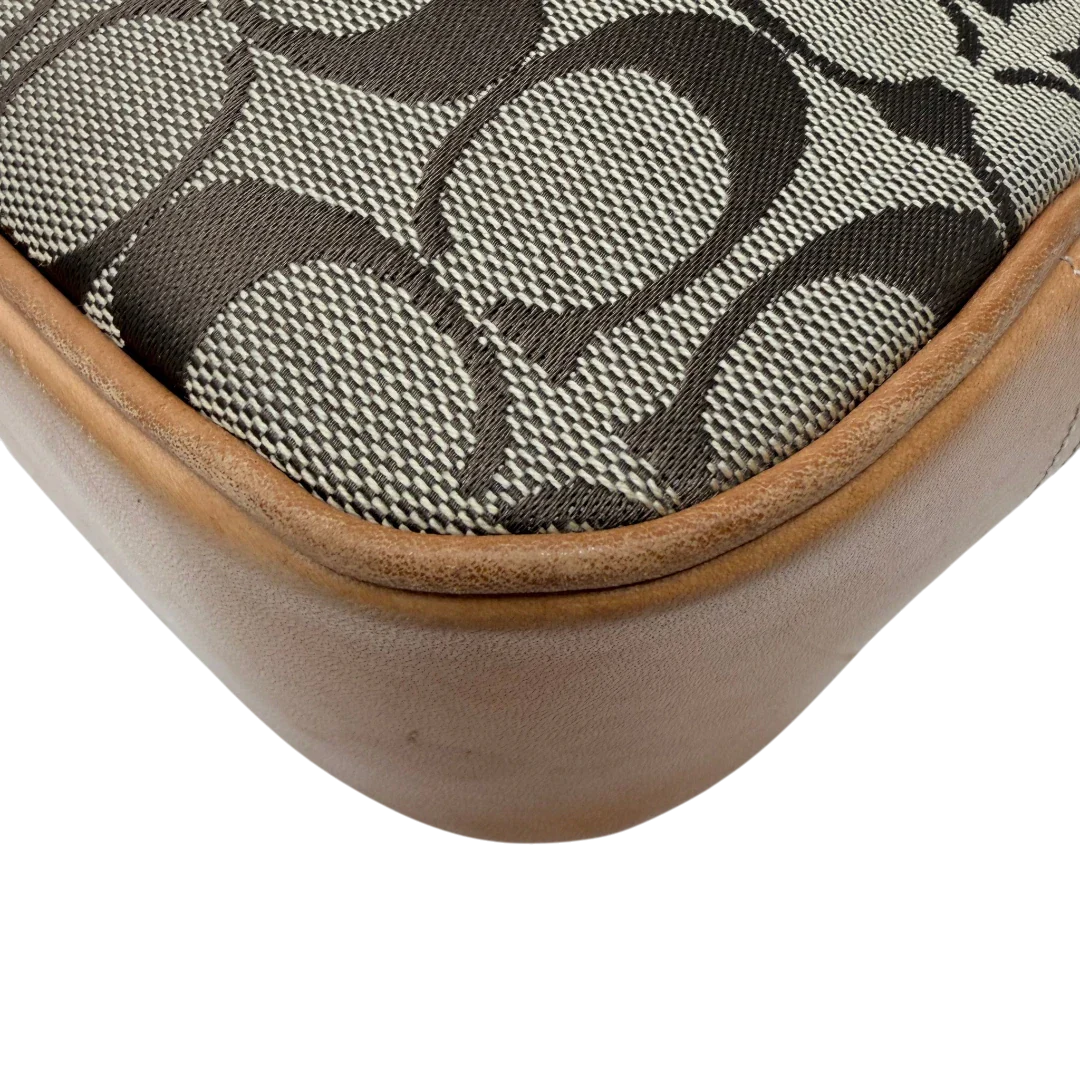 https://cdn.shopify.com/s/files/1/0564/9376/8855/files/Coach_Schultertasche_Jackie_Signature_beige_vintage7916.webp?v=1780489714