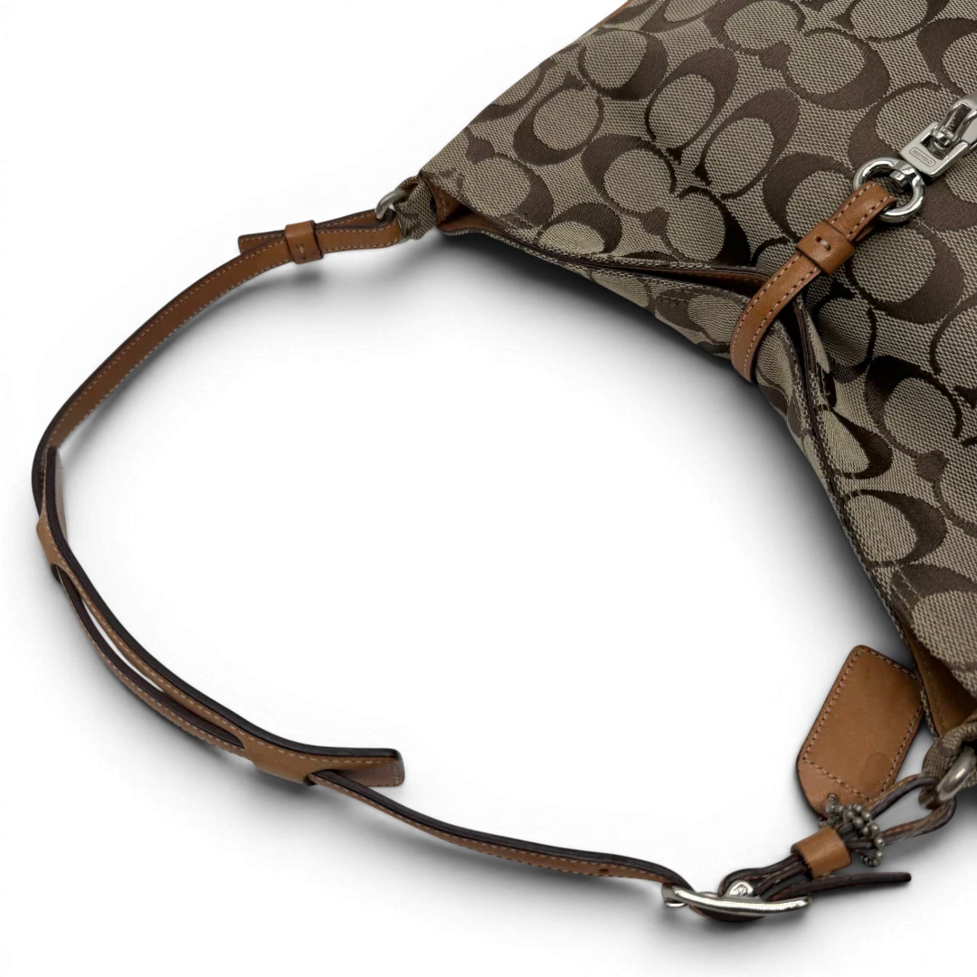 https://cdn.shopify.com/s/files/1/0564/9376/8855/files/Coach_Schultertasche_Jackie_Signature_beige_vintage7918.webp?v=1780489714