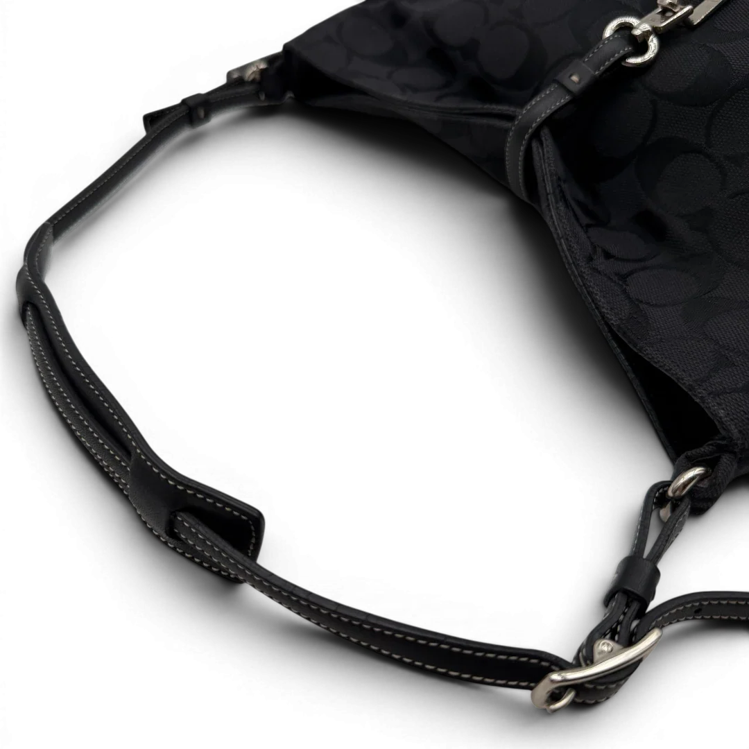 https://cdn.shopify.com/s/files/1/0564/9376/8855/files/Coach_Schultertasche_Jackie_Signature_schwarz_10.webp?v=1782310599