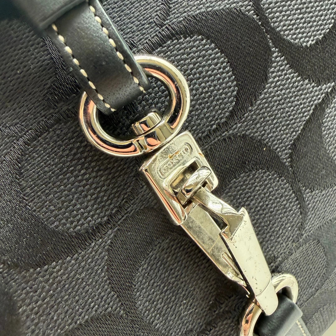 https://cdn.shopify.com/s/files/1/0564/9376/8855/files/Coach_Schultertasche_Jackie_Signature_schwarz_11.webp?v=1782310599