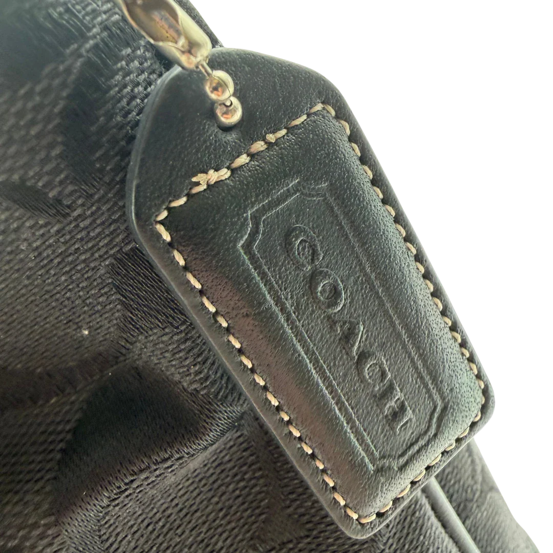 https://cdn.shopify.com/s/files/1/0564/9376/8855/files/Coach_Schultertasche_Jackie_Signature_schwarz_12.webp?v=1782310599