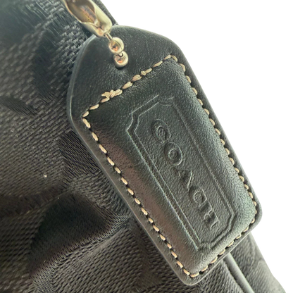https://cdn.shopify.com/s/files/1/0564/9376/8855/files/Coach_Schultertasche_Jackie_Signature_schwarz_12.webp?v=1782310599